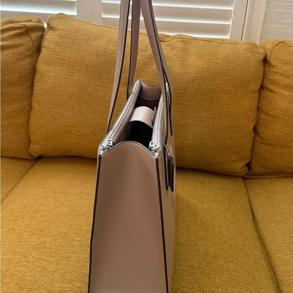 Large COACH Beige Leather Tote with Embossed 'C' - Picture 4 of 6